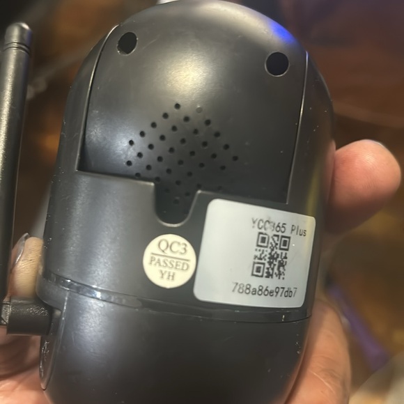 It has camera full motion - Picture 3 of 3